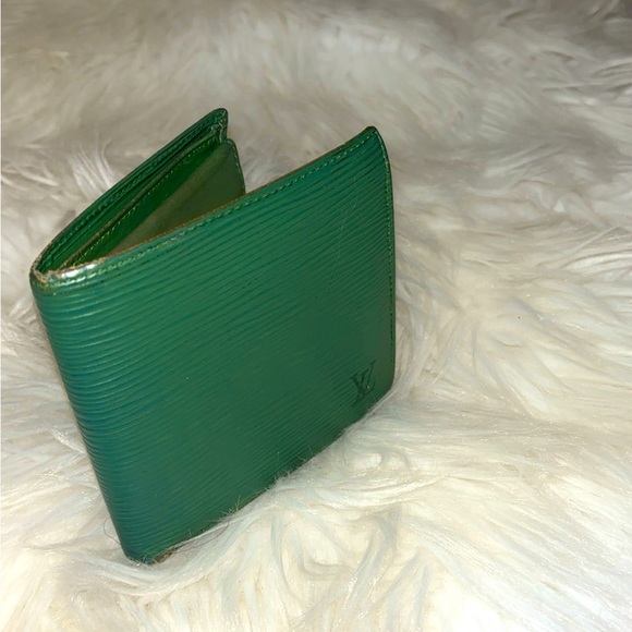 Louis Vuitton Epi Leather Wallet! Unisex. Serial Number: MI0928 - Picture 1 of 7